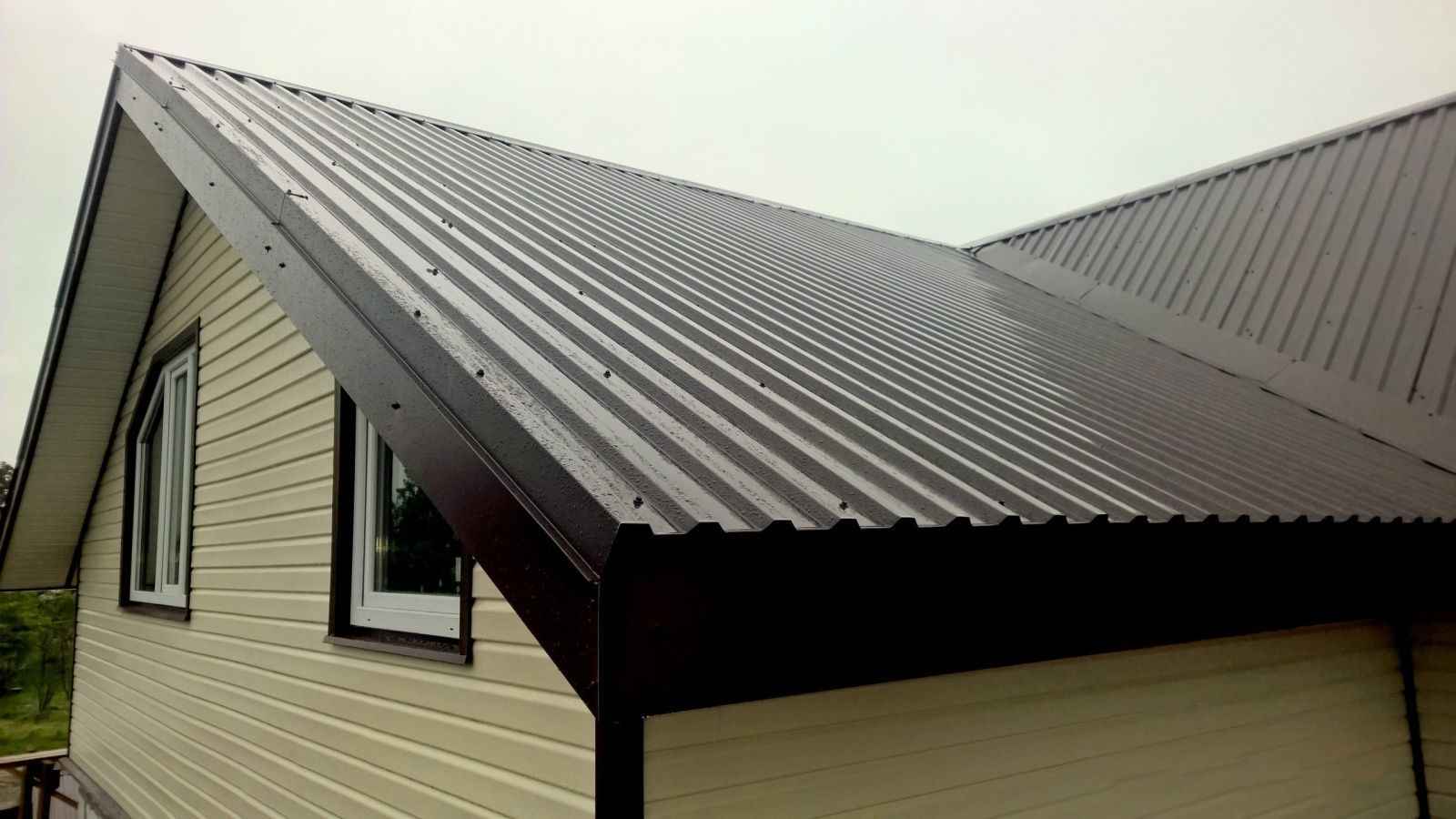 Кровля из профнастила МП35 на частном объекте